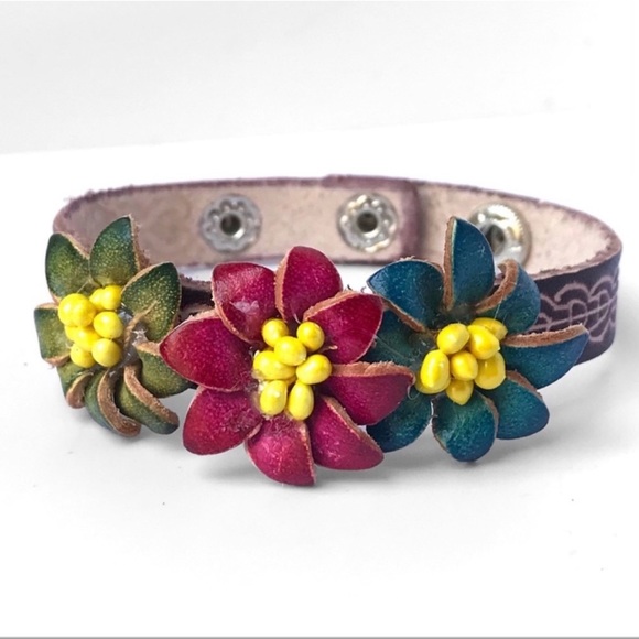 New Handmade Handcrafted Genuine Leather Tri Flower Bracelet - Picture 3 of 6